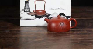 《半月》宜興紫砂壺工藝美術(shù)師純手工大紅袍半月大泡茶壺 《半月》宜興紫砂壺工藝美術(shù)師純手工大紅袍半月大泡茶壺