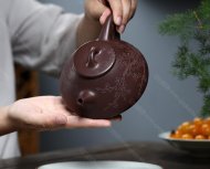 瓣生香獨傲寒，此梅難并眾梅看。 【