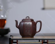 泉眼無(wú)聲惜細(xì)流，樹(shù)蔭照水愛(ài)晴柔。