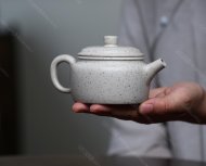 碧螺壺中香撲面，綠茶盞內味如春。