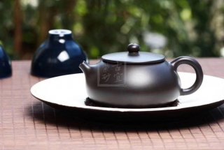 《小圓珠》宜興工藝美術師全手工黑朱泥圓珠紫砂壺茶具 《小圓珠》宜興工藝美術師全手工黑朱泥圓珠紫砂壺茶具