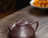 瓣生香獨傲寒，此梅難并眾梅看。 【