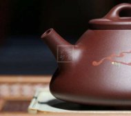 《石瓢泥繪鳥》宜興紫砂壺名師工藝美術(shù)師手工紫泥金絲西施泡茶壺
