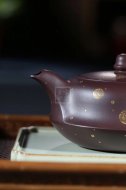 《平湖秋月（描金款）》宜興紫砂壺手工工藝美術(shù)師大師收藏級(jí)茶壺紫泥